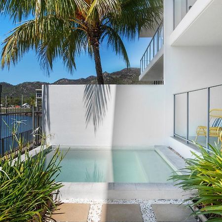 Hotel Peppers Blue On Blue Nelly Bay Esterno foto A private pool at a resort in Queensland, Australia