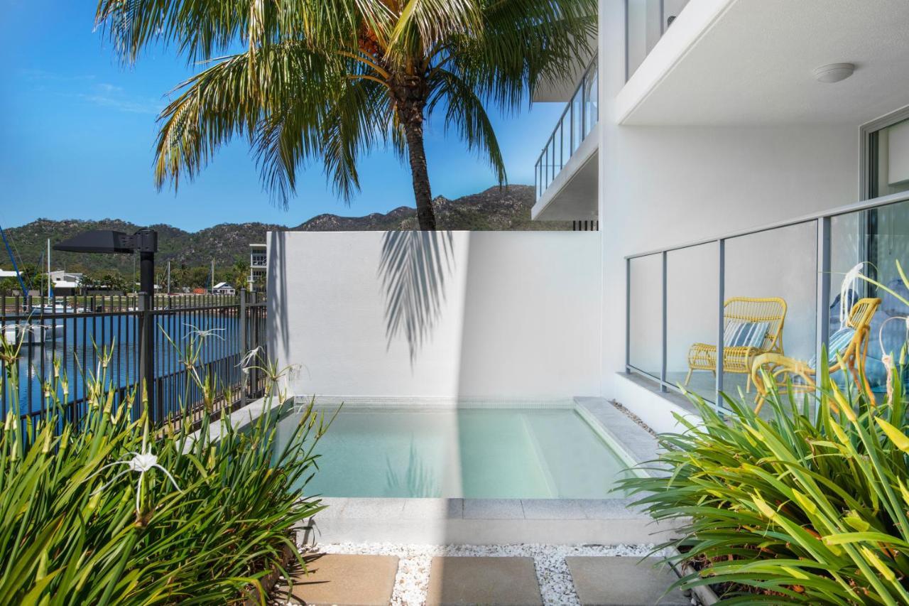 Hotel Peppers Blue On Blue Nelly Bay Esterno foto A private pool at a resort in Queensland, Australia
