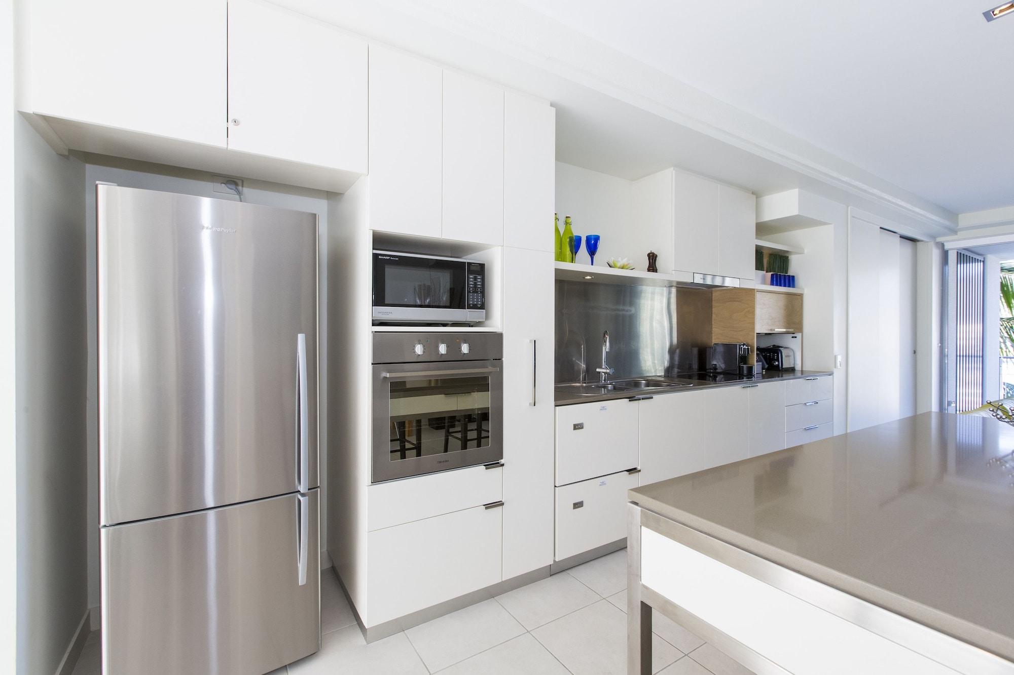 Hotel Peppers Blue On Blue Nelly Bay Esterno foto A modern kitchen