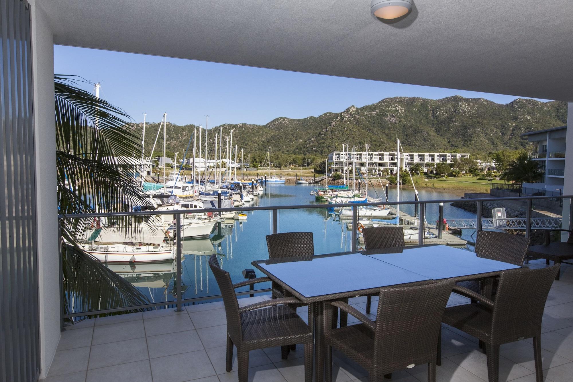 Hotel Peppers Blue On Blue Nelly Bay Esterno foto View of the marina from a private balcony