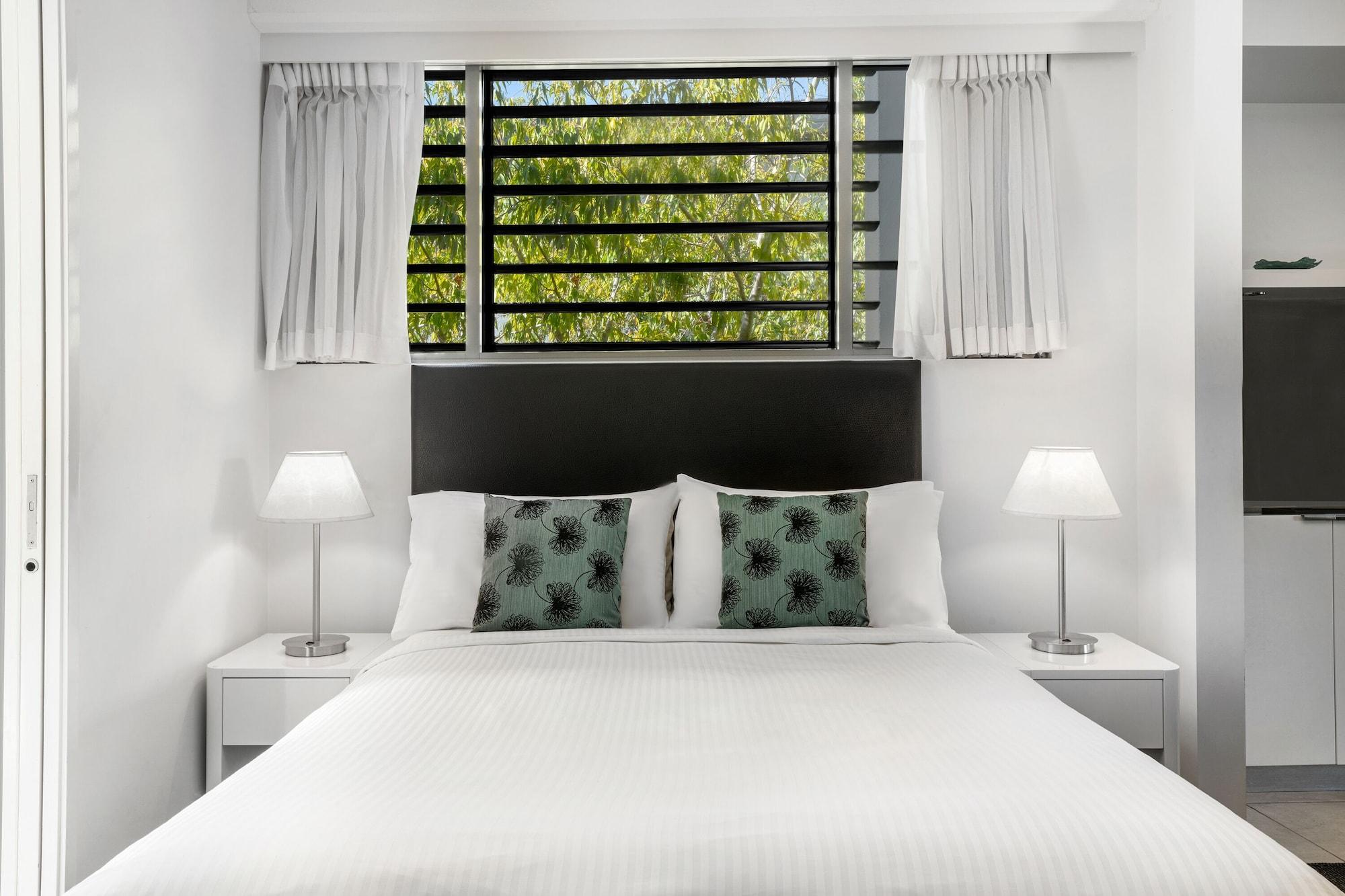 Hotel Peppers Blue On Blue Nelly Bay Esterno foto A bedroom at the hotel