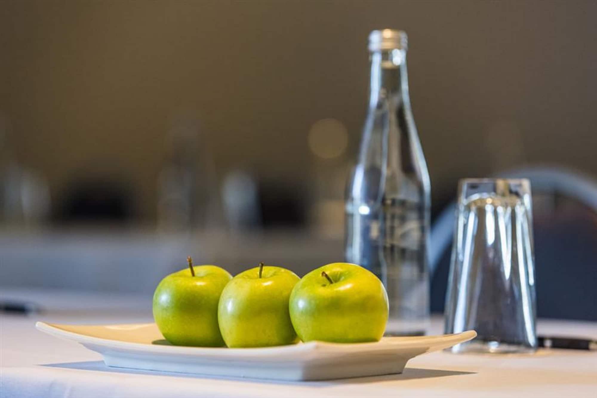 Hotel Peppers Blue On Blue Nelly Bay Esterno foto A bottle of water and apples on a table