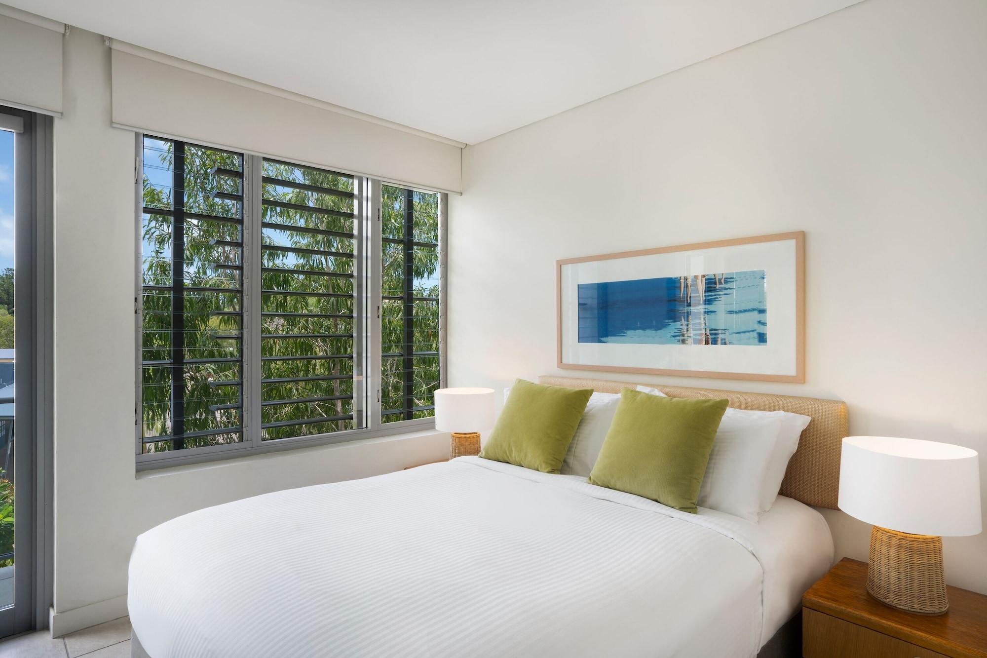 Hotel Peppers Blue On Blue Nelly Bay Esterno foto A bedroom at the hotel