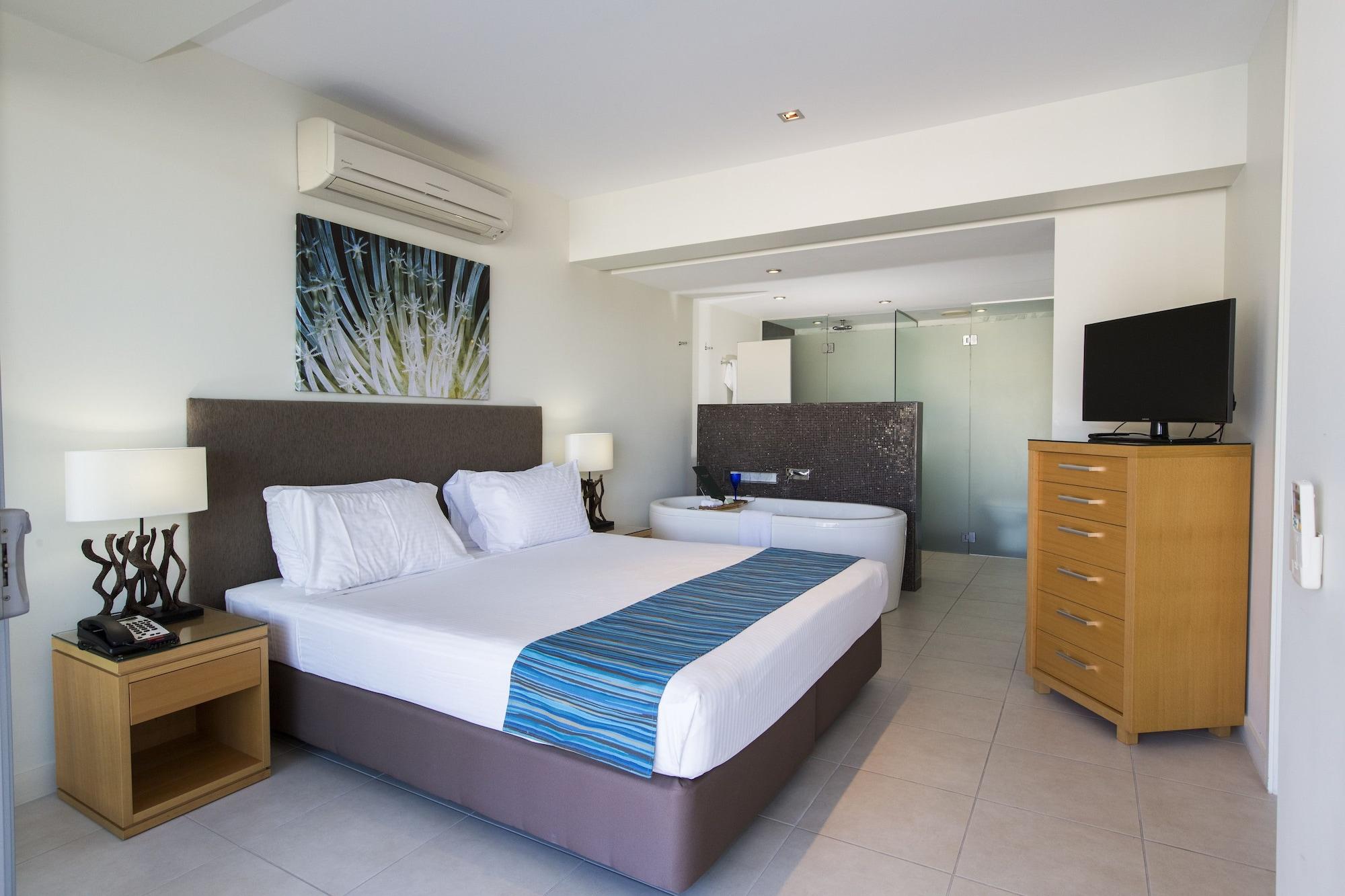 Hotel Peppers Blue On Blue Nelly Bay Esterno foto A bedroom at the Mantra on Saltwater Island