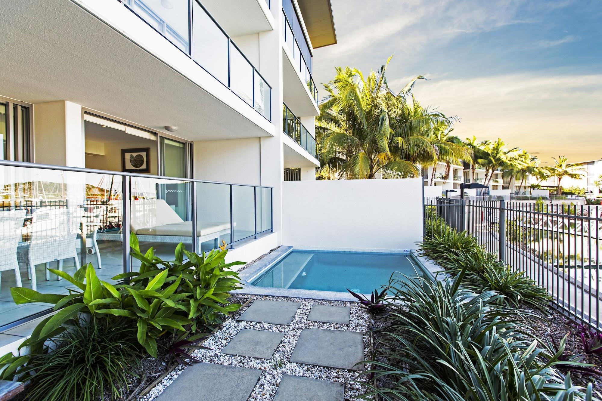 Hotel Peppers Blue On Blue Nelly Bay Esterno foto A pool at a private residence