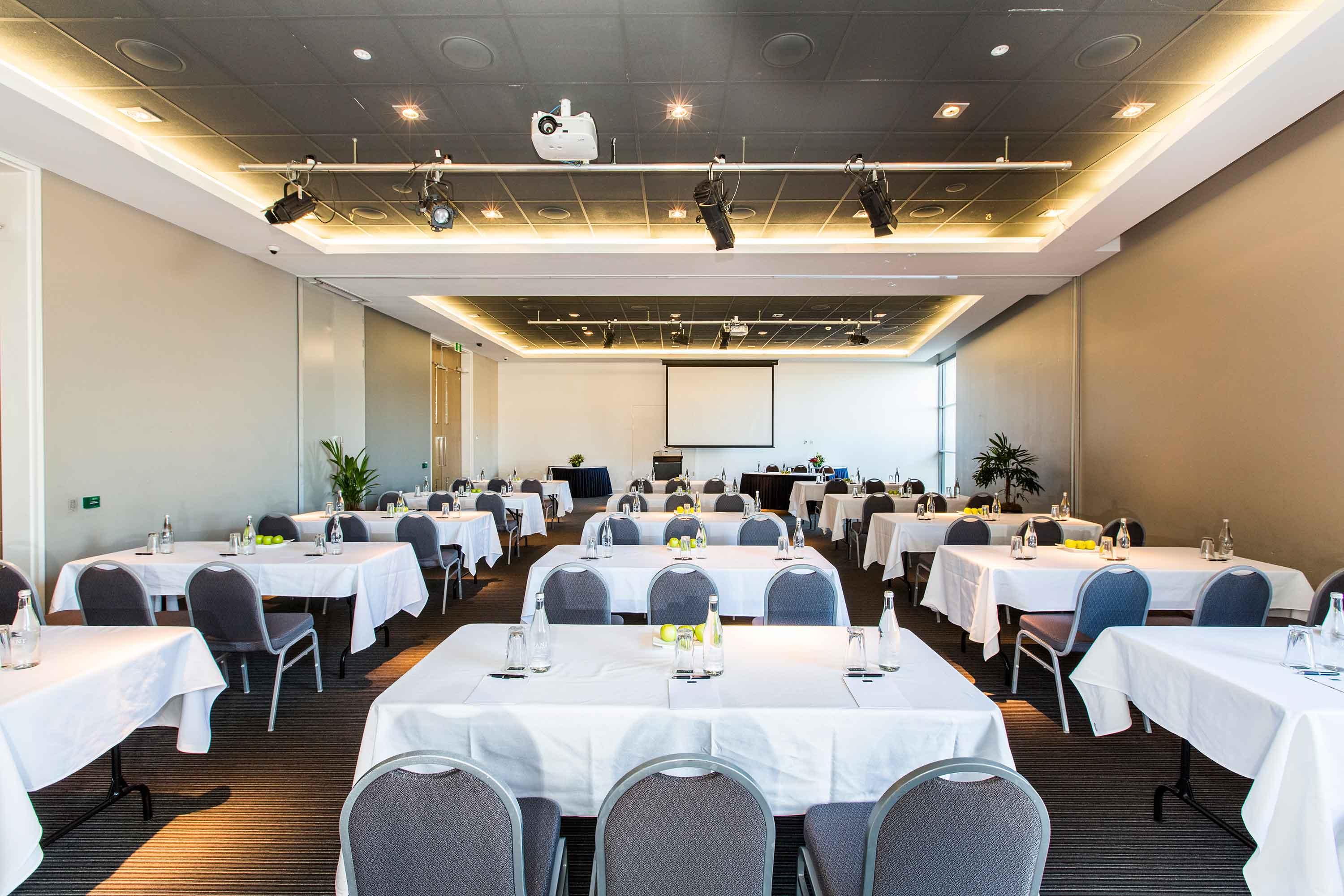 Hotel Peppers Blue On Blue Nelly Bay Esterno foto The conference room