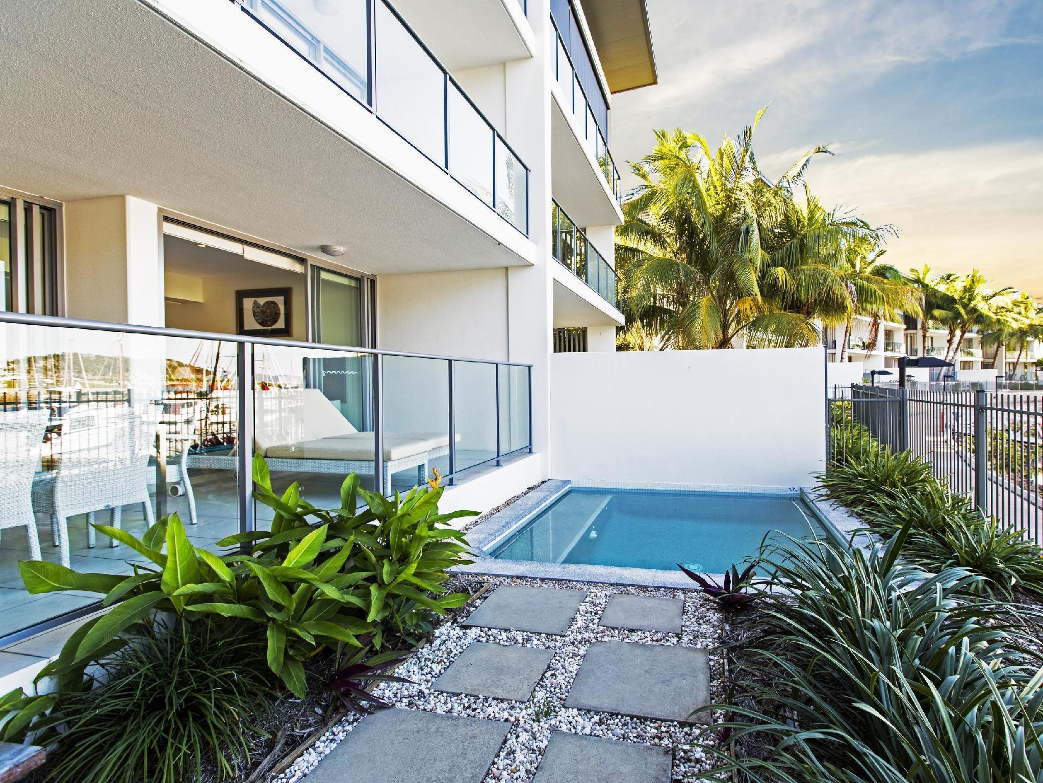 Hotel Peppers Blue On Blue Nelly Bay Esterno foto A pool at a private residence in Miami
