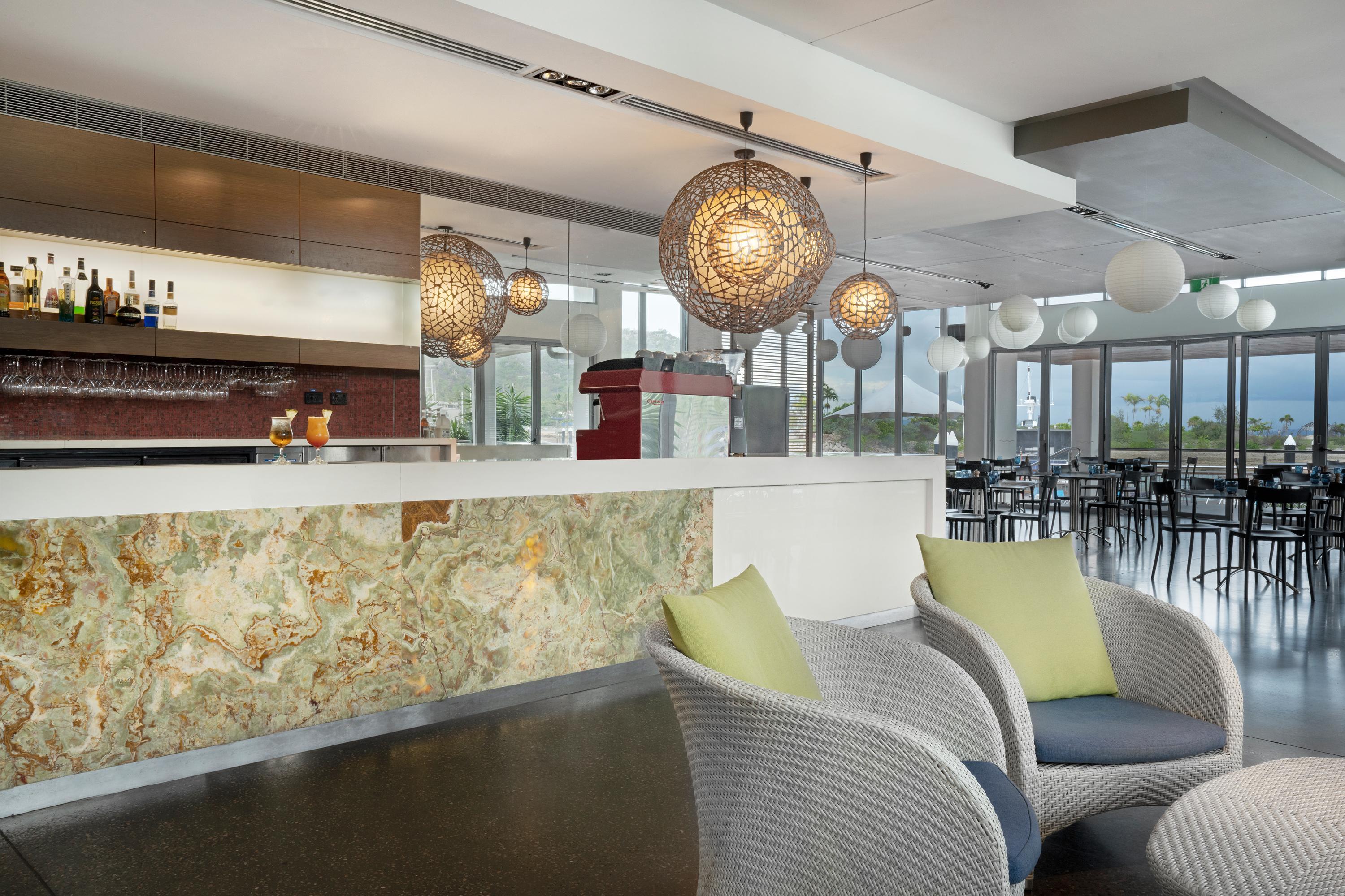 Hotel Peppers Blue On Blue Nelly Bay Esterno foto The lounge at the airport