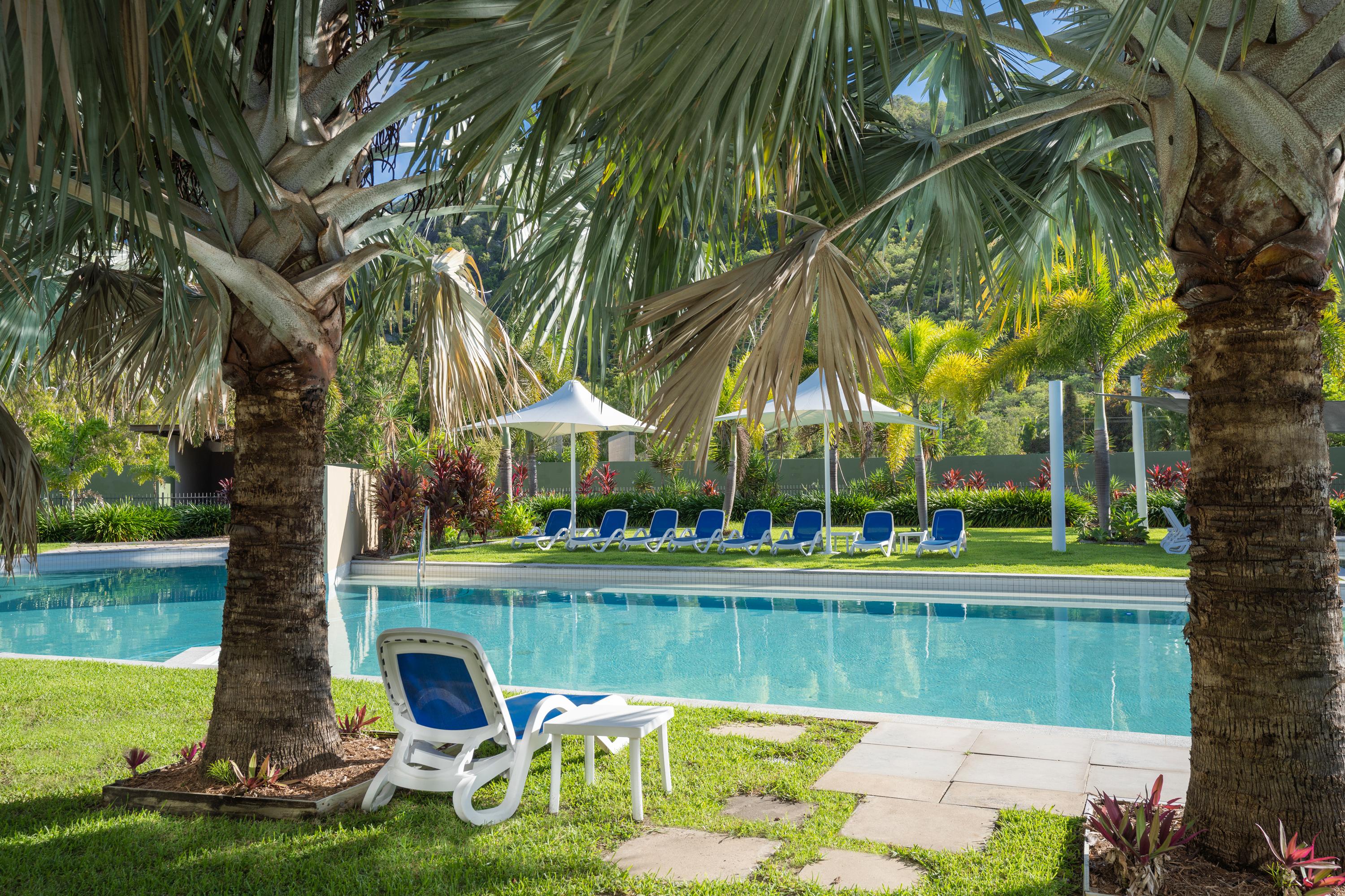 Hotel Peppers Blue On Blue Nelly Bay Esterno foto The pool at the resort