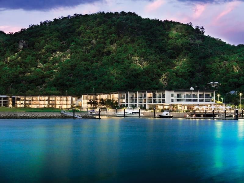 Hotel Peppers Blue On Blue Nelly Bay Esterno foto The resort at night