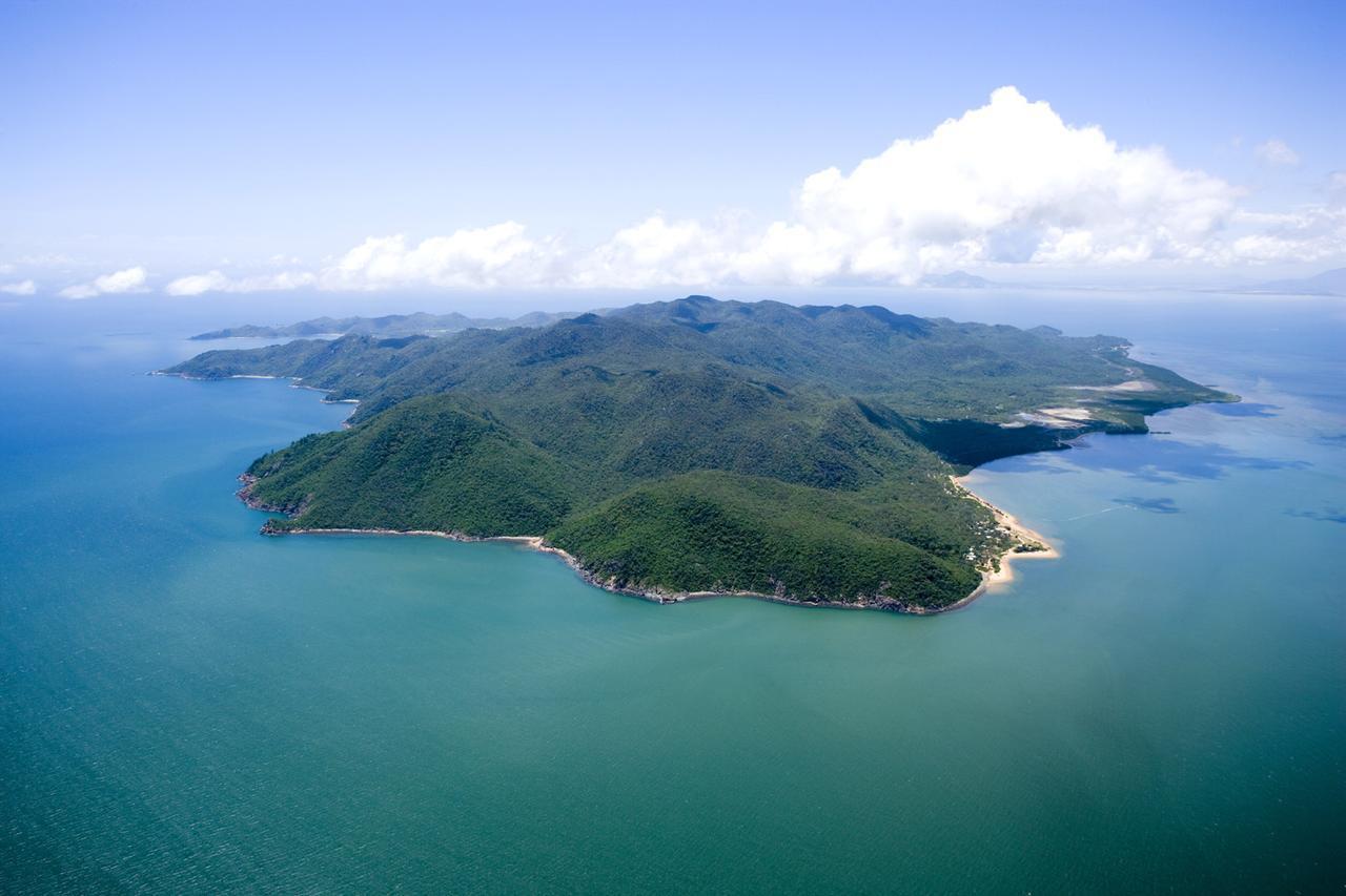 Hotel Peppers Blue On Blue Nelly Bay Esterno foto Aerial view of the island