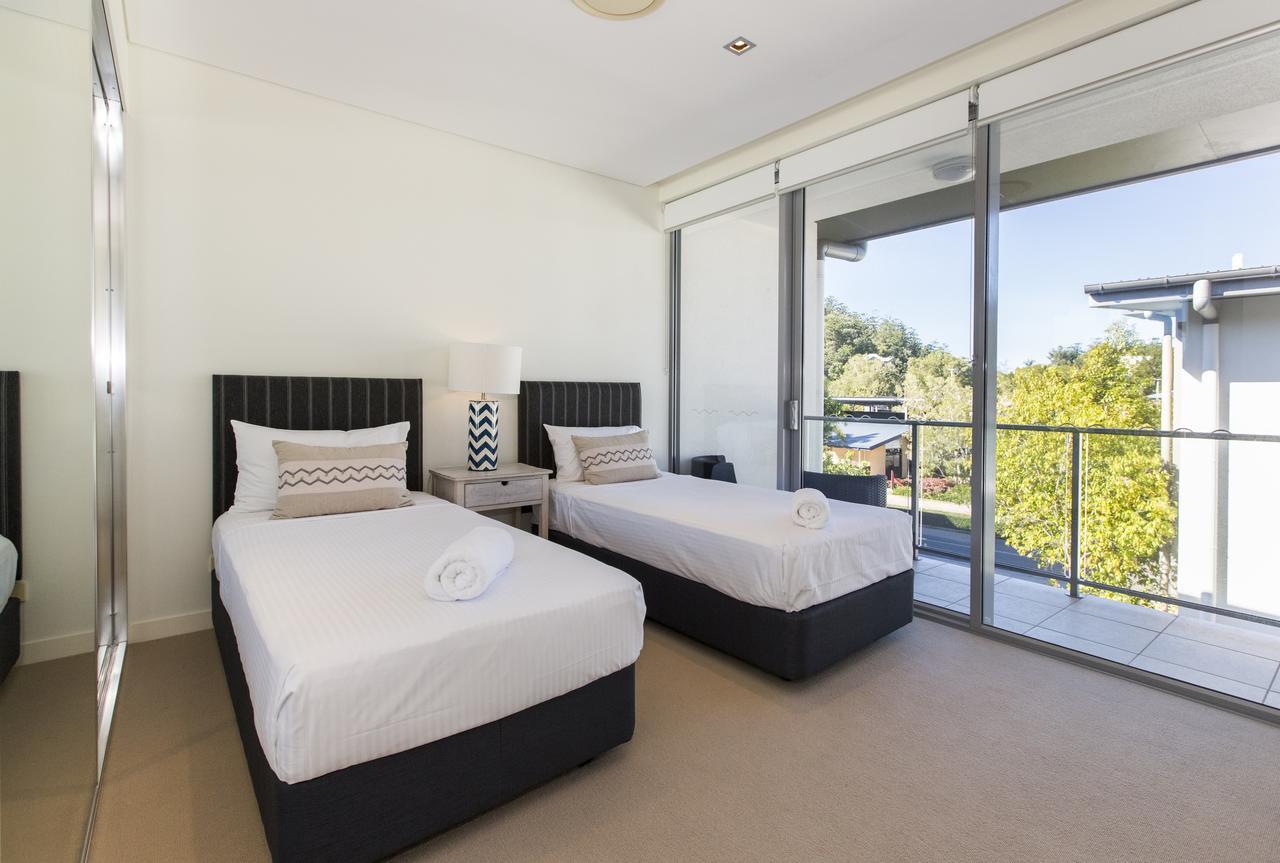 Hotel Peppers Blue On Blue Nelly Bay Esterno foto A bedroom with two single beds