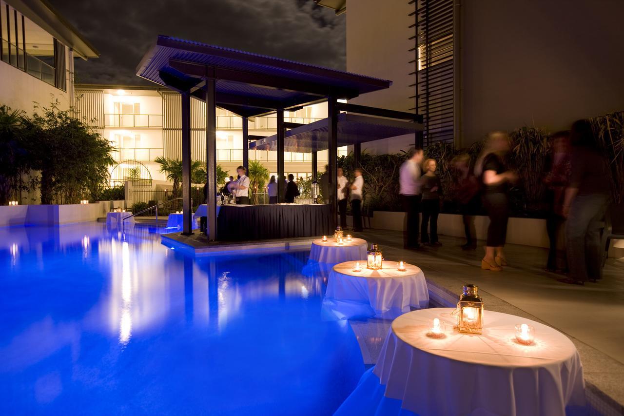 Hotel Peppers Blue On Blue Nelly Bay Esterno foto The pool at the hotel