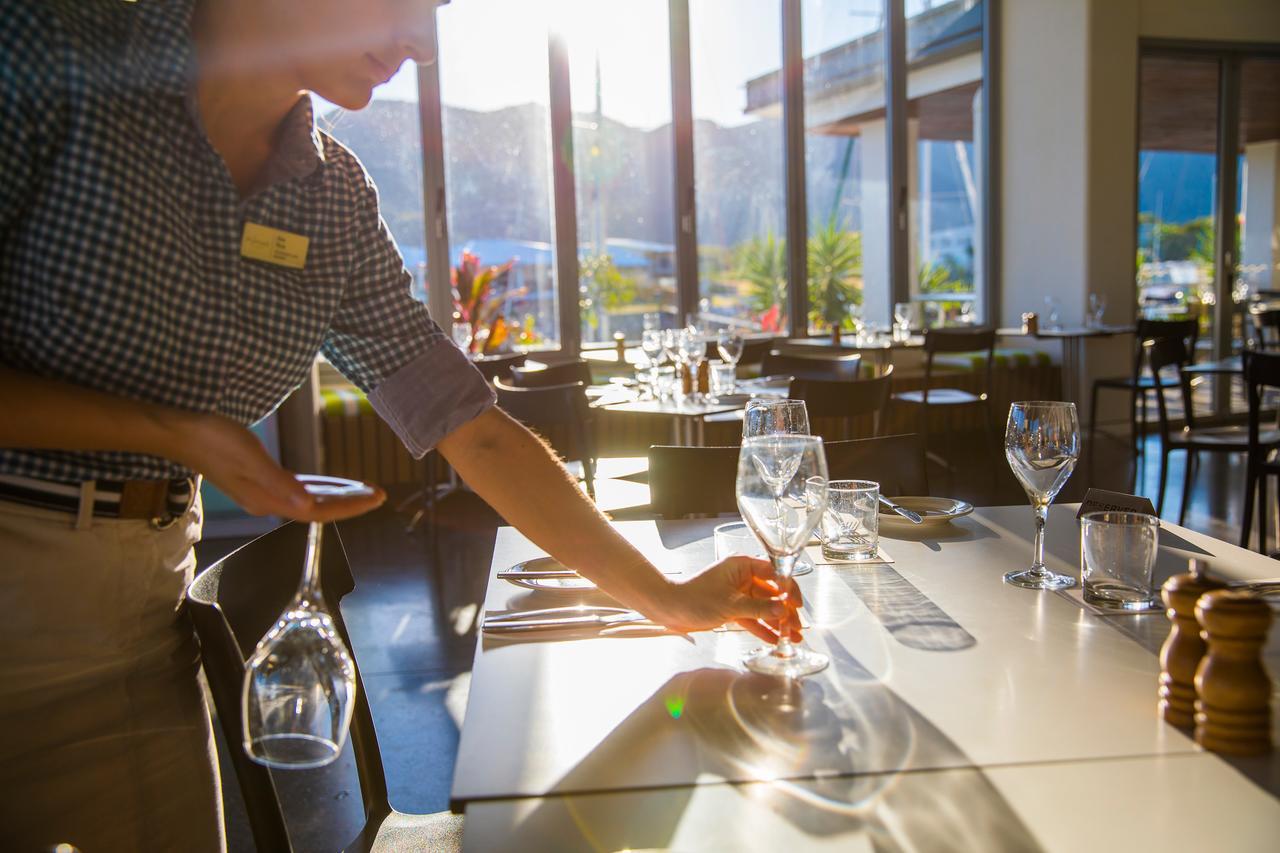 Hotel Peppers Blue On Blue Nelly Bay Esterno foto A waiter sets the table at a restaurant