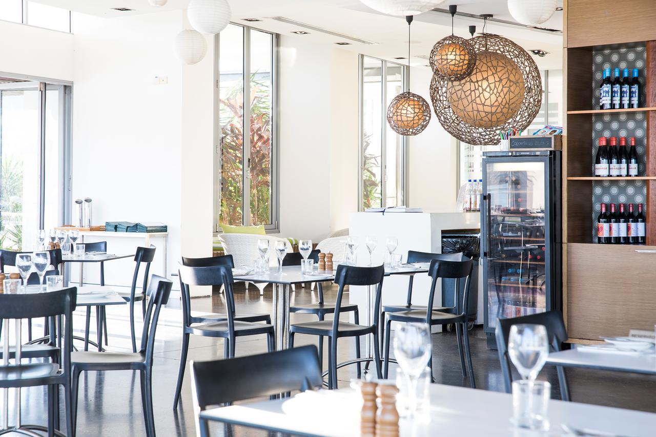 Hotel Peppers Blue On Blue Nelly Bay Esterno foto Restaurant