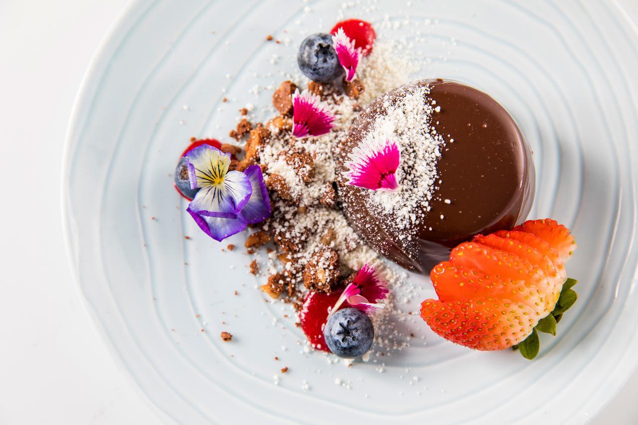 Hotel Peppers Blue On Blue Nelly Bay Esterno foto A chocolate dessert