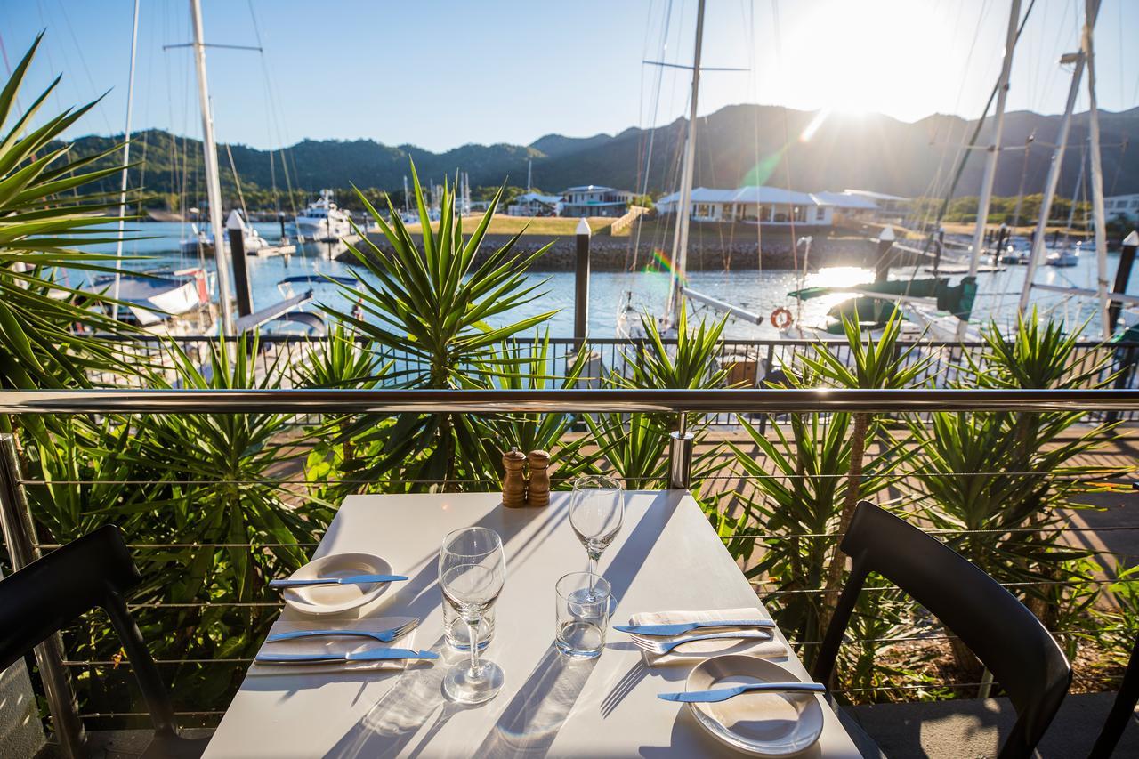 Hotel Peppers Blue On Blue Nelly Bay Esterno foto View of the restaurant