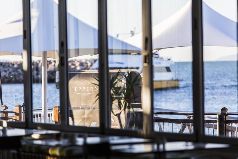 Hotel Peppers Blue On Blue Nelly Bay Esterno foto The interior of the restaurant