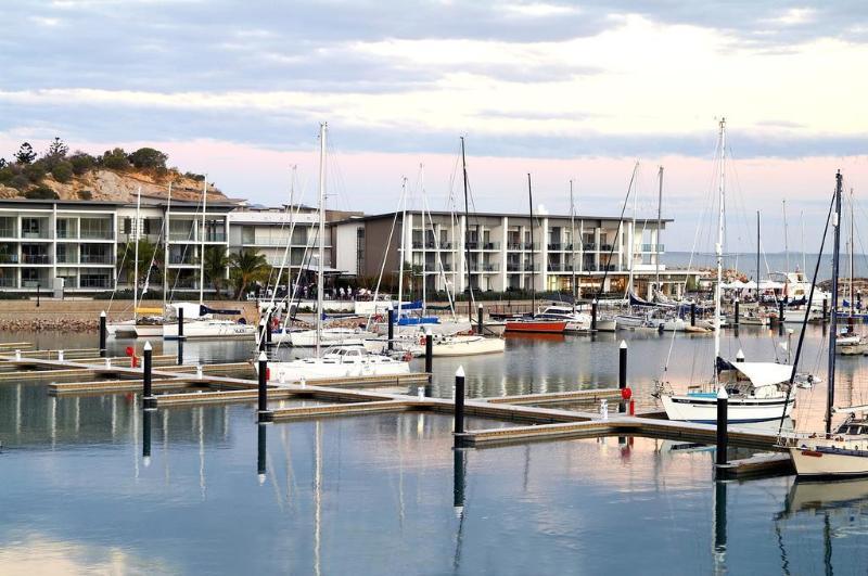 Hotel Peppers Blue On Blue Nelly Bay Esterno foto The Marina at Tumby Bay